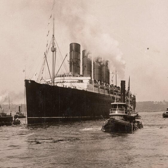 Die Lusitania verlässt den Hafen von New York.