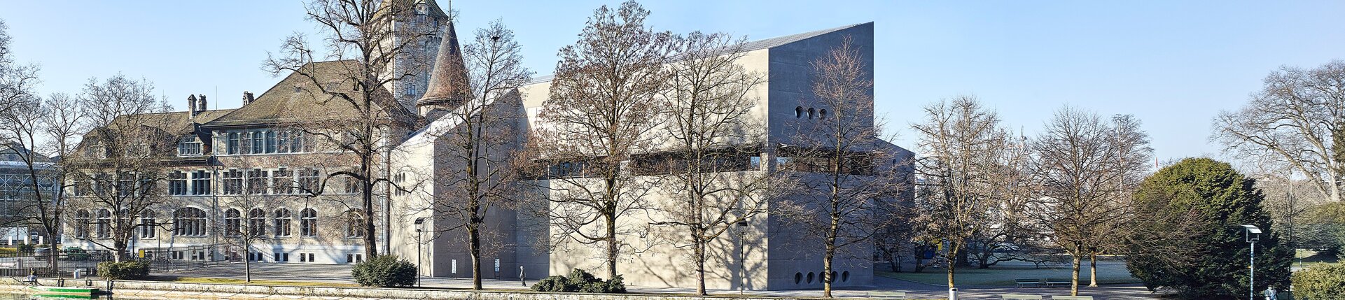 Il Museo nazionale di Zurigo, vista dal lato della Limmat