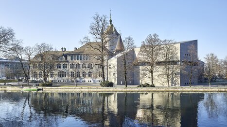 Il Museo Nazionale di Zurigo, vista dal lato della Limmat